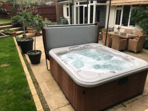 Wimbledon Tennis House with Hot Tub; 4 minute walk